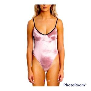 NWT-DREAM BANDITS-PINK VELVET BODYSUIT-SIZE MEDIUM